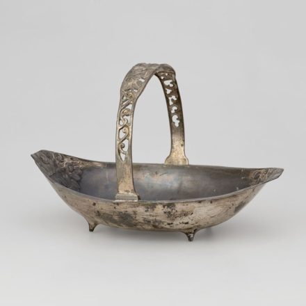 Szecessziós dísztál virágdísszel