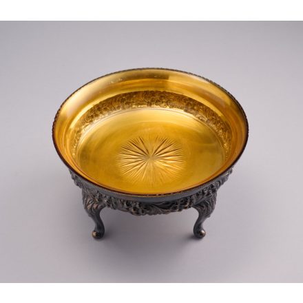 Lábakon álló tál