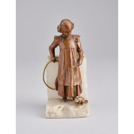 Szecessziós lány figura mókussal