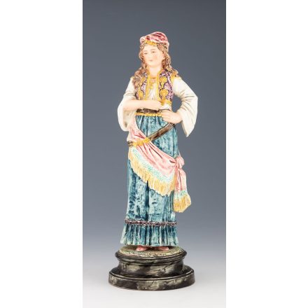 Lány népviseletben