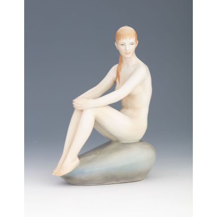 Zsolnay kisplasztika - Sziklán ülő női akt