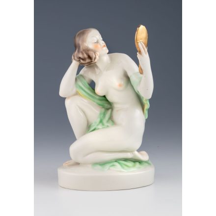 Tükröt tartó nőalak